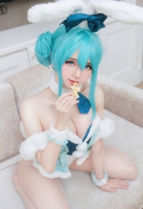 Sally Dorasnow的魅惑世界：网罗足间风情与巨乳诱惑